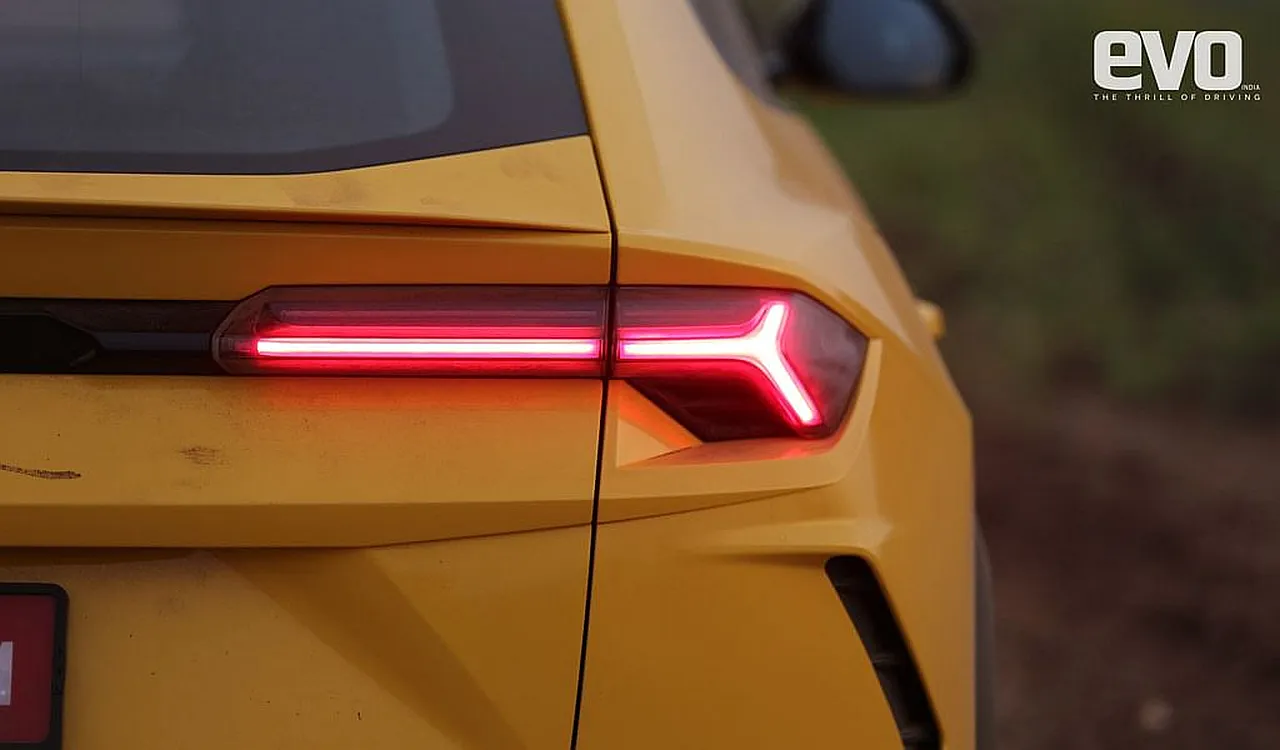 2019_lamborghini_urus_TL_2