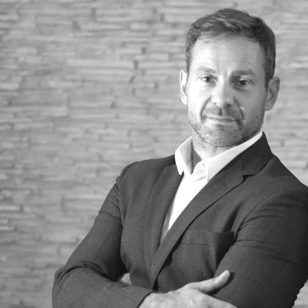 Brian b-w solo portrait 1080x1080